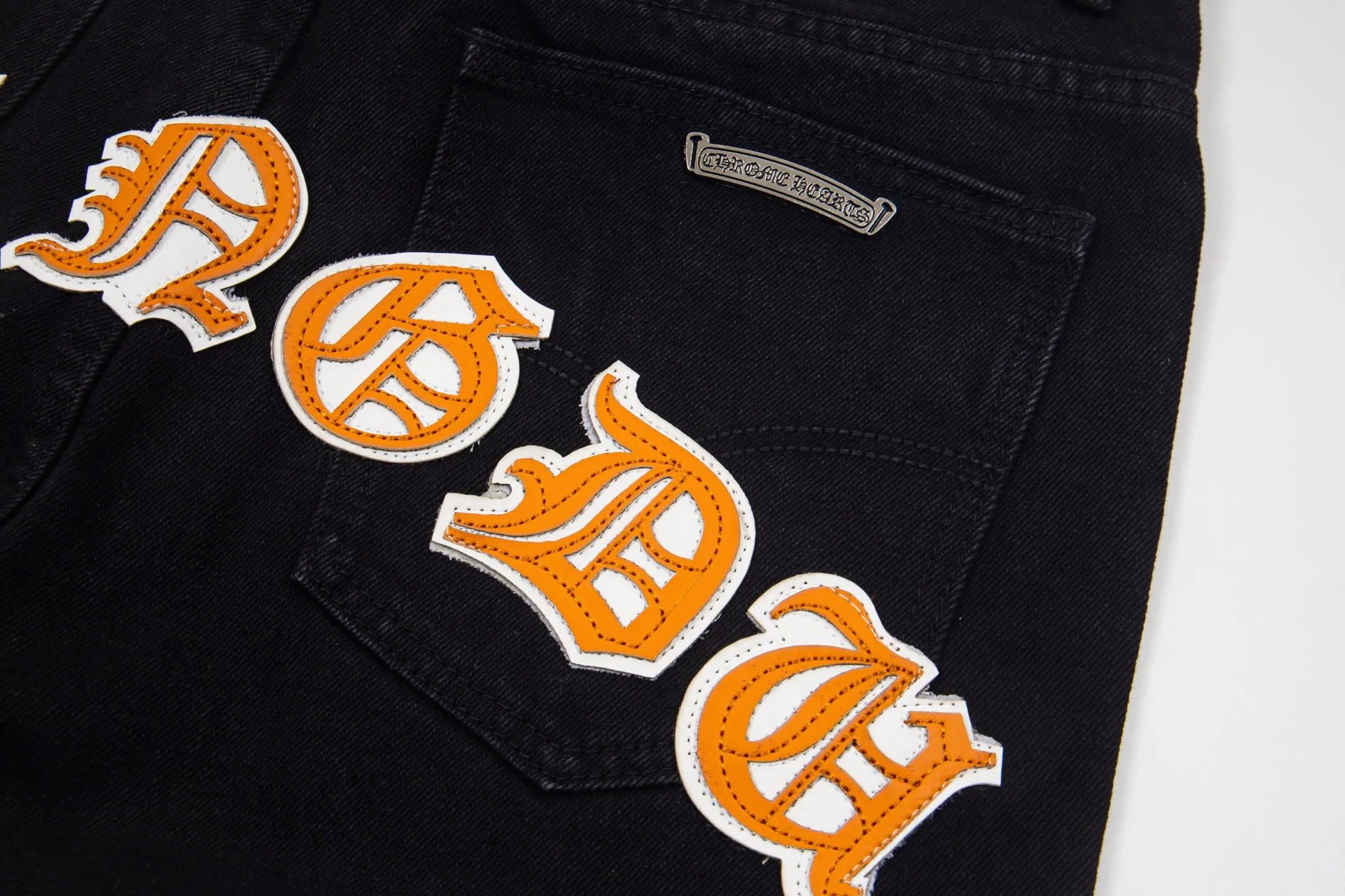 P260 Chrome Hearts Black Pants Sanskrit Yellow Patch Leather Jeans CH jeans need to be washed after the finished product is disassembled and then hand-stitched with sheepskin cross leather and then spliced ​​to complete. The whole piece has too many craftsmanship to explain. The patchwork is decorated with cross patterns, and the high-waisted washed jeans! ! Absolutely high-end luxury products, god-level single products and super popular products, made with top heavy industry, a must-see magic weapon. Customized hardware. The fabric is thick and soft after washing. It has good breathability. Customized small leather label. Unique design. The details are simple and elegant, and the workmanship is exquisite. The entire trousers are neatly routed and the details are in place! It’s so cool that both men and women can easily control the genderless trend! Style number: 1874# Color: black Size: 28 30 32 34